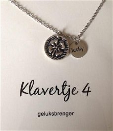 Klavertje vier verzilverd hangertje aan ketting, op cadeaukaartje 