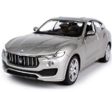 1:24 Bburago Maserati Levante SUV metallic grijs met glazen dak 2016