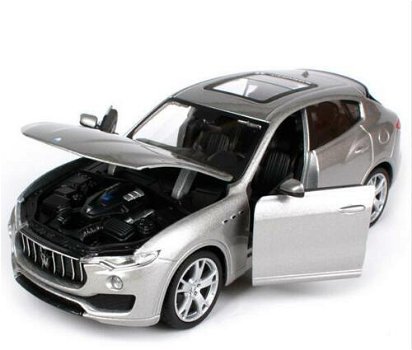 1:24 Bburago Maserati Levante SUV metallic grijs met glazen dak 2016 - 2