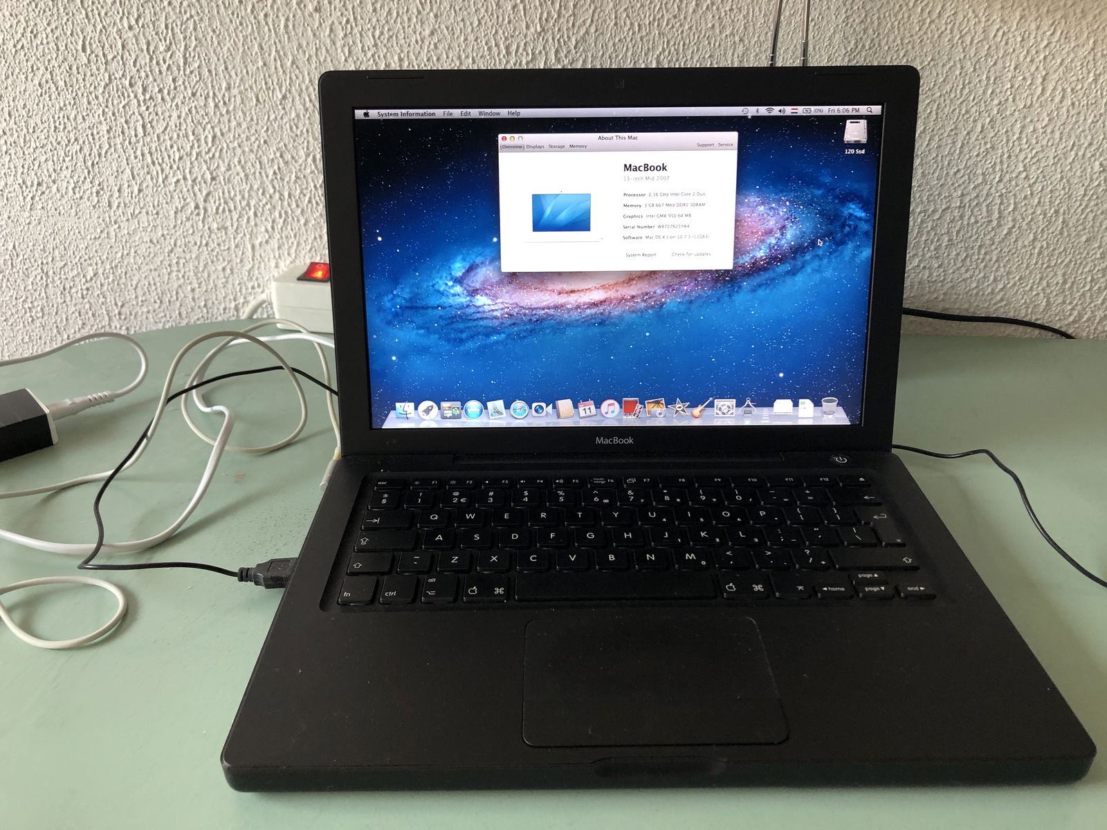 Te Koop 13 Inch Snelle Zwarte Macbook met 2,16 Ghz W8727625YA4 en een Nieuwe Witte Accu. - Afbeelding 2