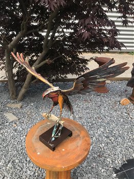 Een metalen kunstwerk van een adelaar die een vis vangt, ''IRON EAGLE'' - 0