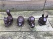 Een set van 4 dierenbeelden: een eekhoorn, egel, slak en konijn, gemaakt van gietijzer - 0 - Thumbnail