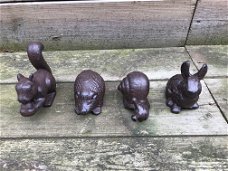 Een set van 4 dierenbeelden: een eekhoorn, egel, slak en konijn, gemaakt van gietijzer