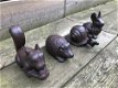Een set van 4 dierenbeelden: een eekhoorn, egel, slak en konijn, gemaakt van gietijzer - 1 - Thumbnail