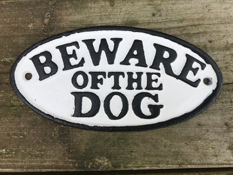 Gietijzeren bordje met hierop de tekst: ''BEWARE OF THE DOG'', waarschuwing voor honden - 0