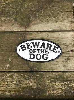 Gietijzeren bordje met hierop de tekst: ''BEWARE OF THE DOG'', waarschuwing voor honden - 1