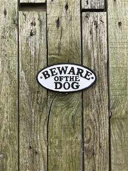 Gietijzeren bordje met hierop de tekst: ''BEWARE OF THE DOG'', waarschuwing voor honden - 2