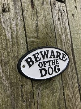 Gietijzeren bordje met hierop de tekst: ''BEWARE OF THE DOG'', waarschuwing voor honden - 3