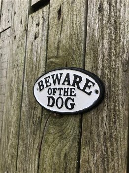 Gietijzeren bordje met hierop de tekst: ''BEWARE OF THE DOG'', waarschuwing voor honden - 4