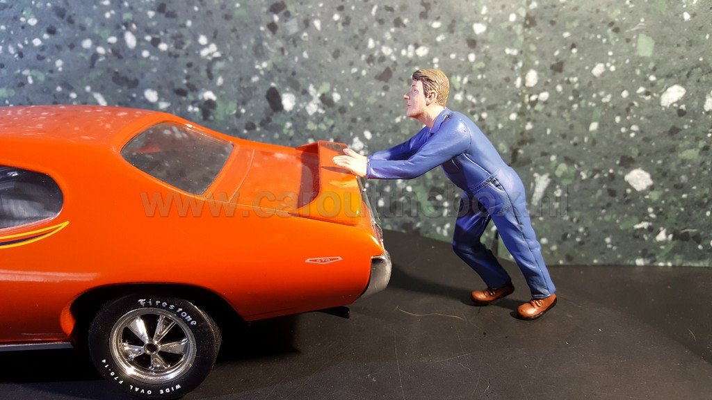 Diorama figuur Mechanic DARWIN pushing 1:18 AD152 - nr. 1