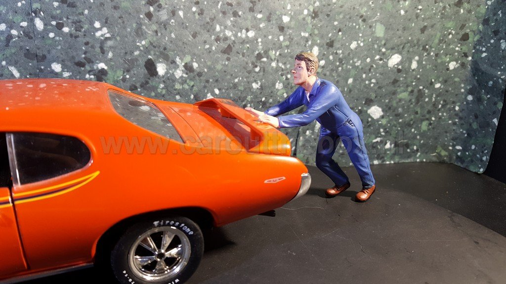 Diorama figuur Mechanic DARWIN pushing 1:18 AD152 - Afbeelding 2