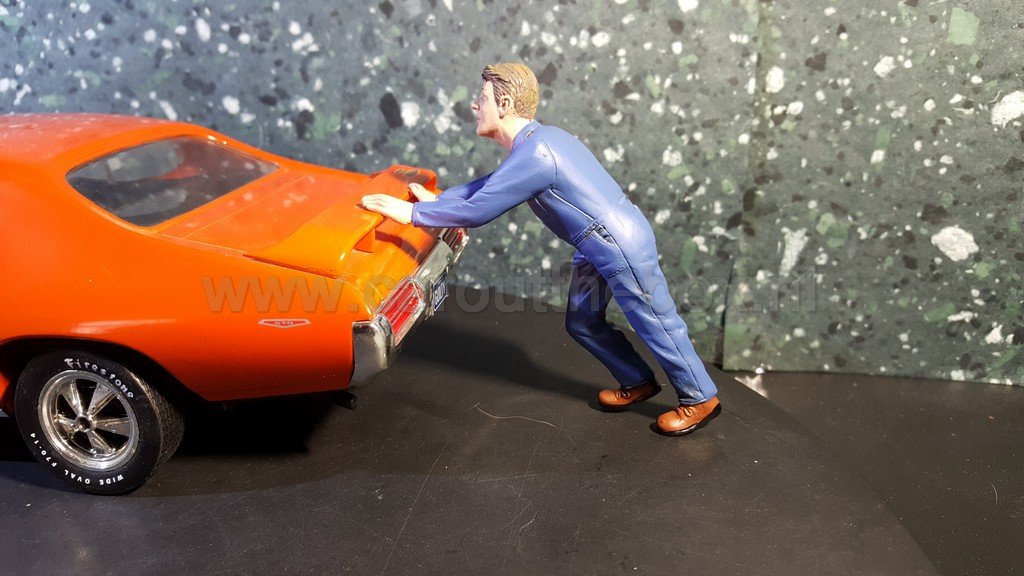 Diorama figuur Mechanic DARWIN pushing 1:18 AD152 - Afbeelding 3