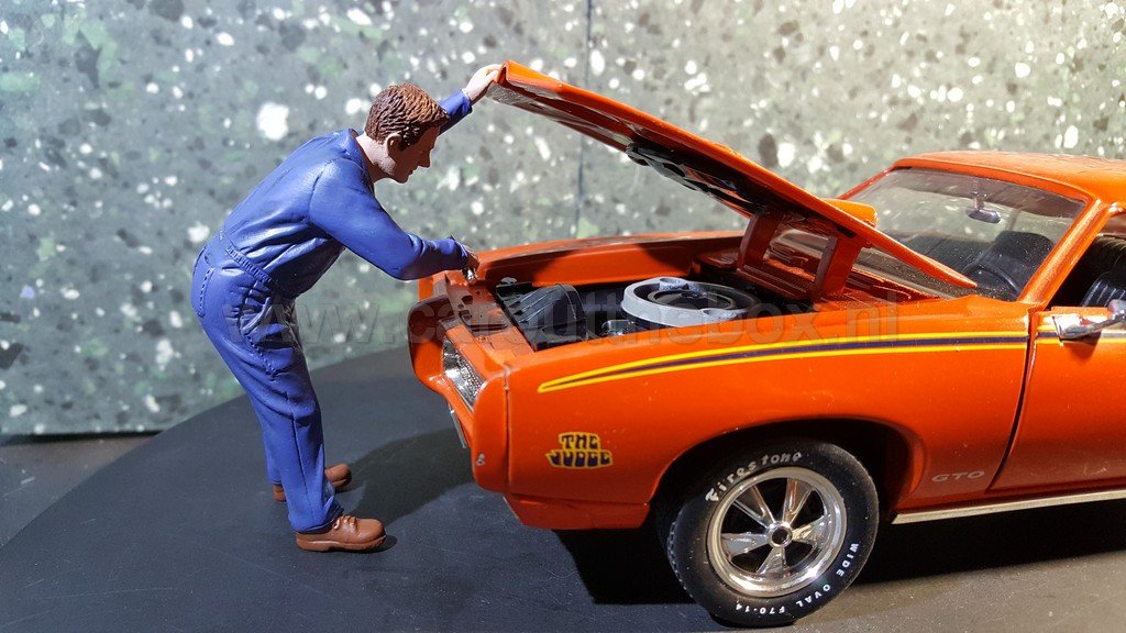 Diorama figuur MECHANIC FRANK under the hood AD153 1:18 - nr. 1