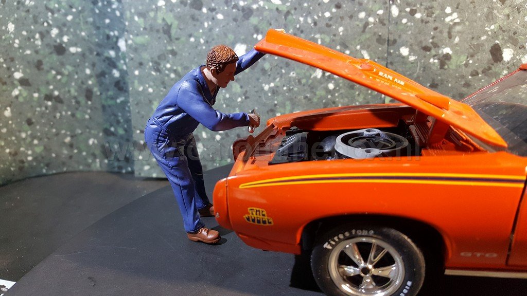 Diorama figuur MECHANIC FRANK under the hood AD153 1:18 - Afbeelding 2