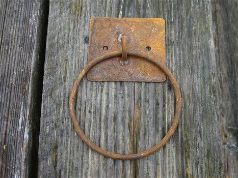 Antieke muurring met een rustiek oppervlak, greep, pull-ring, poort - 0