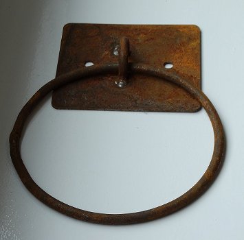 Antieke muurring met een rustiek oppervlak, greep, pull-ring, poort - 5