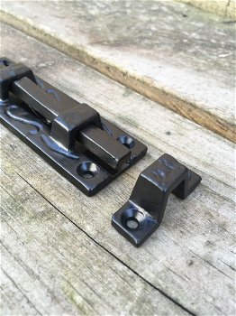 Een fraaie deurgrendel / schuifslot, mat zwart, gemaakt van smeedijzer - 4