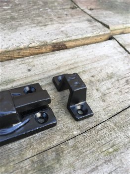 Een fraaie deurgrendel / schuifslot, mat zwart, gemaakt van smeedijzer - 5