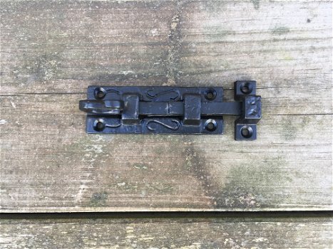 Een mooie deurgrendel / schuifslot, mat zwart, gemaakt van smeedijzer - 0