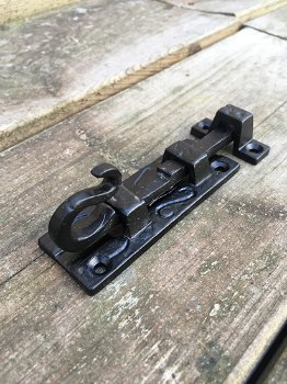 Een mooie deurgrendel / schuifslot, mat zwart, gemaakt van smeedijzer - 1