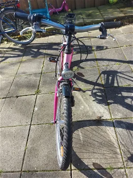 24 inch meisje fiets Kleur roze met versnellingen en terug traprem en handrem - 1