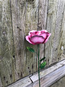 Metalen roos, leuke decoratie voor in de tuin, roze roos