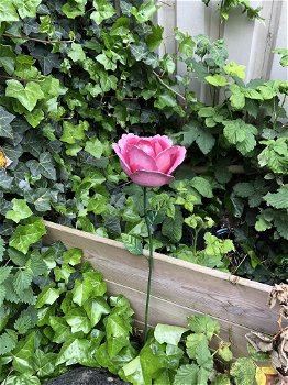 Metalen roos, leuke decoratie voor in de tuin, roze roos - 1