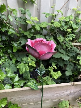 Metalen roos, leuke decoratie voor in de tuin, roze roos - 2