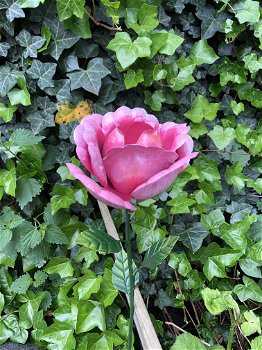 Metalen roos, leuke decoratie voor in de tuin, roze roos - 3