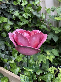 Metalen roos, leuke decoratie voor in de tuin, roze roos - 5