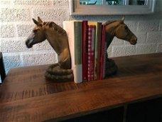 2 paardenbeelden als boekensteun, massief ijzer,prachtig