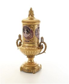 Een porseleinen urn-vaas afgemonteerd met brons