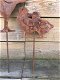 Silhouette van een haan en zijn 2 kuikentjes, gemaakt van gietijzer-rust - 2 - Thumbnail