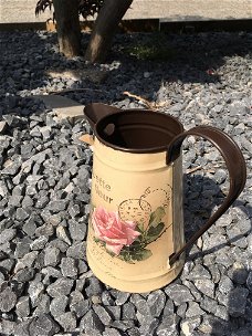 Vintage flower jug - blikje karaf, rustieke melkkan