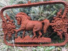 Zwaa gietijzeren wandornament -afbeelding paard
