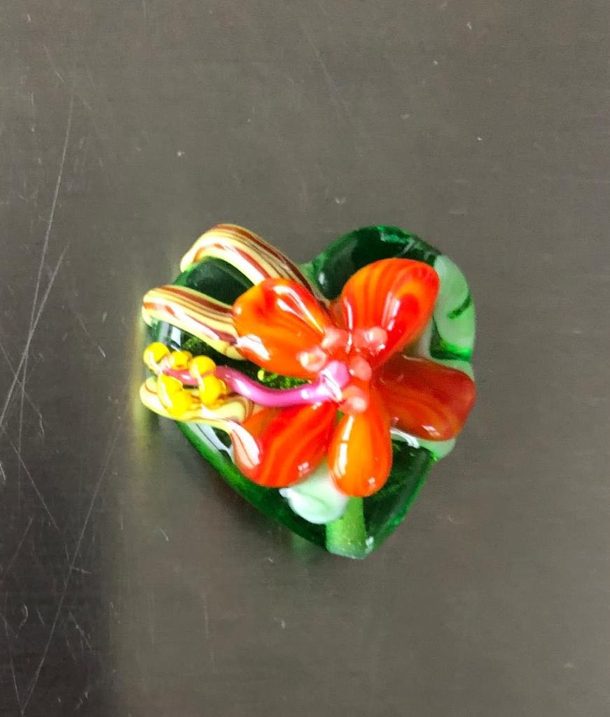 Handgemaakt groen hart met oranje bloem van glas. - nr. 1