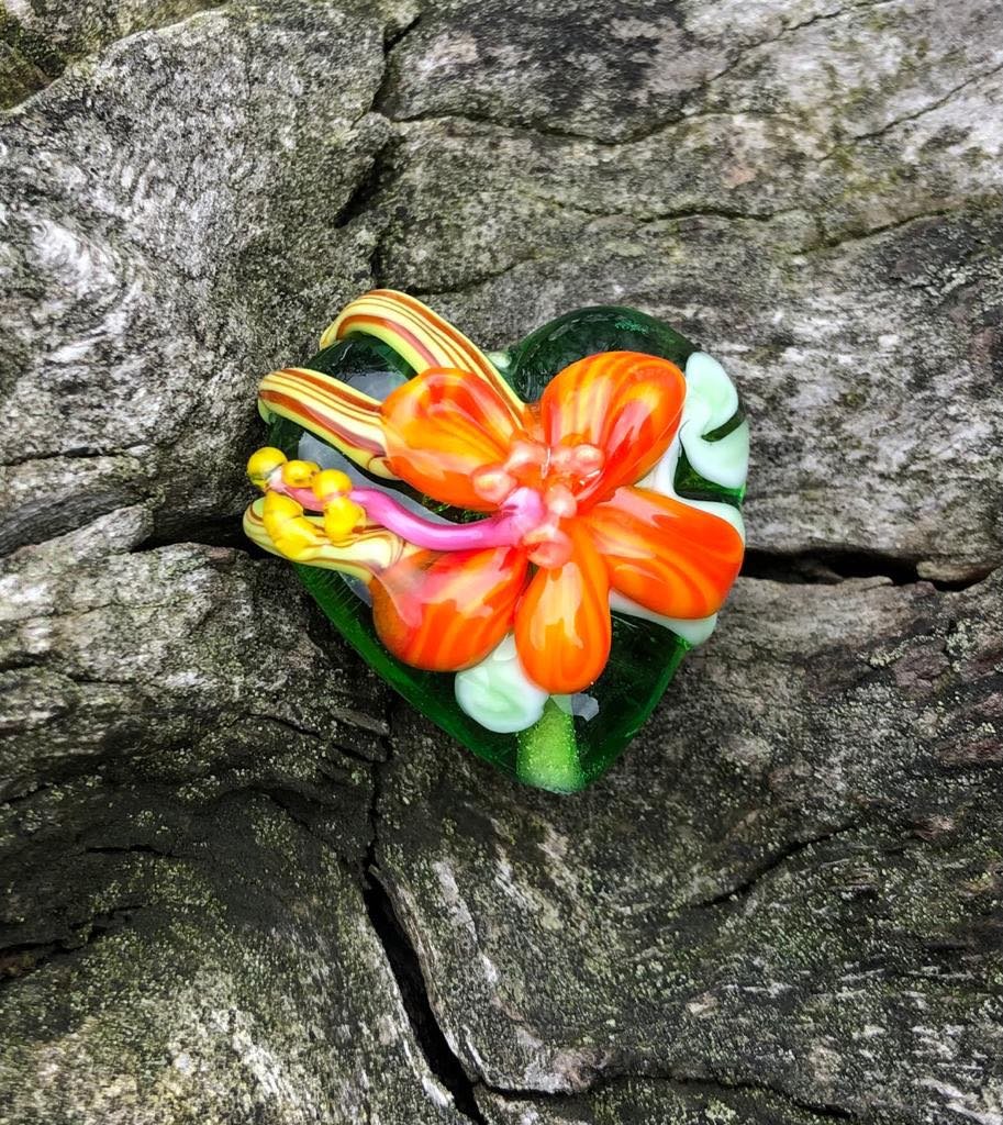 Handgemaakt groen hart met oranje bloem van glas. - Afbeelding 2