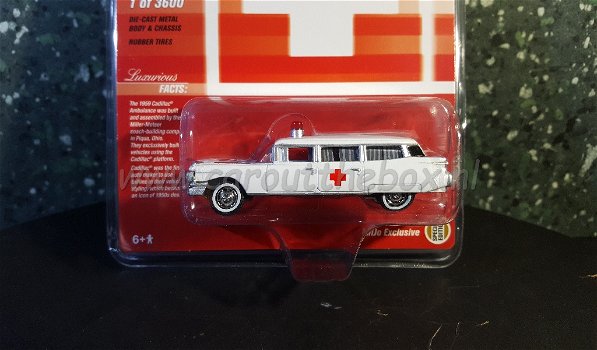 1959 Cadillac Ambulance wit 1:64 Johnny Lightning - 0