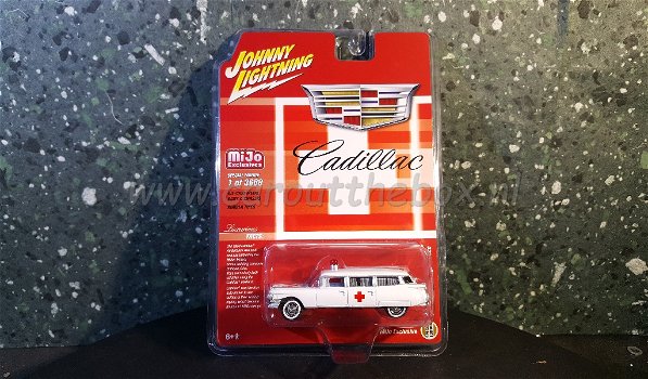 1959 Cadillac Ambulance wit 1:64 Johnny Lightning - 1