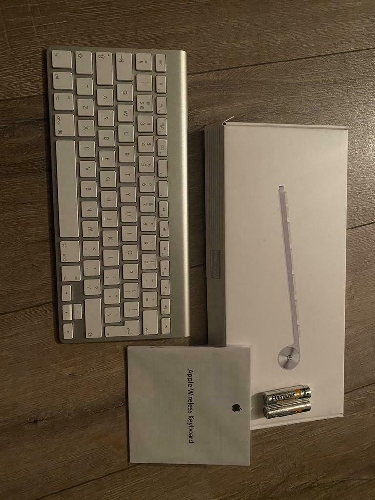 Te Koop Mac Mini en 15 Inch Lcd en een Isight Camera en een Set Apple Speakers Enz. - Afbeelding 8