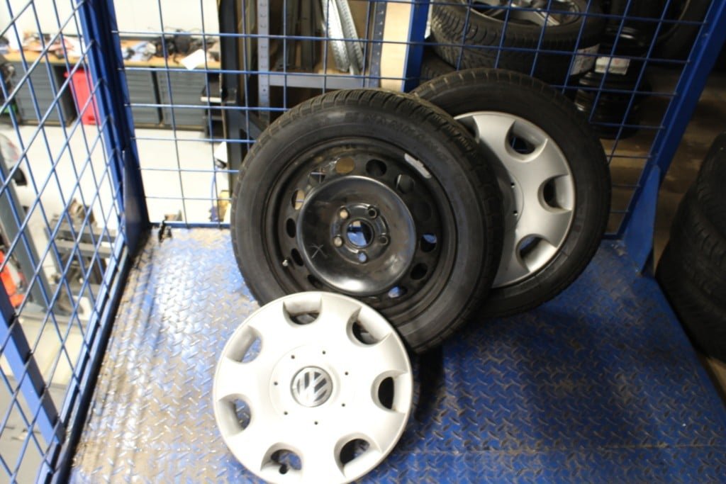 ad: 60b. 2x Winterband VW met wieldoppen 205/55/16 5x112 - Afbeelding 2