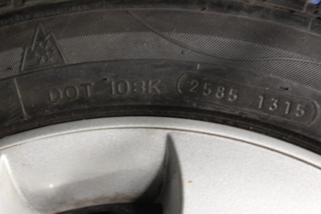 ad: 60b. 2x Winterband VW met wieldoppen 205/55/16 5x112 - Afbeelding 4
