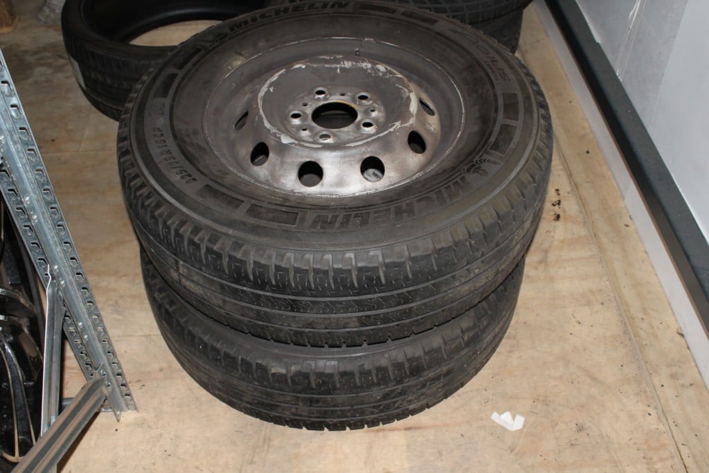 ad: 75b. 2 velgen met winterbanden + 2 velgen steekmaat: 5x127 - nr. 1