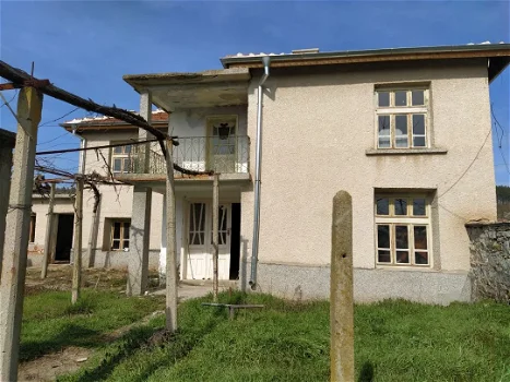 Enorm huis met twee verdiepingen te koop in Een leuk Bulgaars dorp - 0