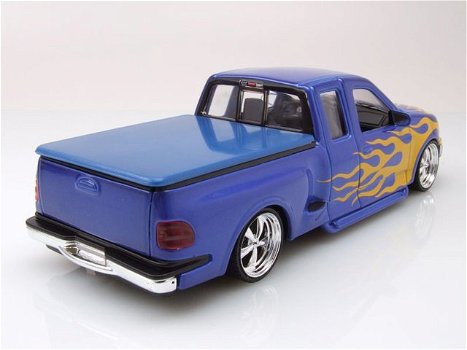 1:24 Welly Ford F-150 Flareside Supercab 1999 Low Rider 1999 - 1