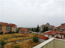 Een gemeubileerd appartement met zeezicht in Aheloy (Bulgarije)