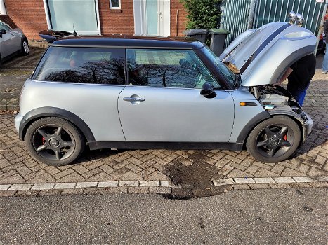 Mini Cooper R50 in onderdelen - 1