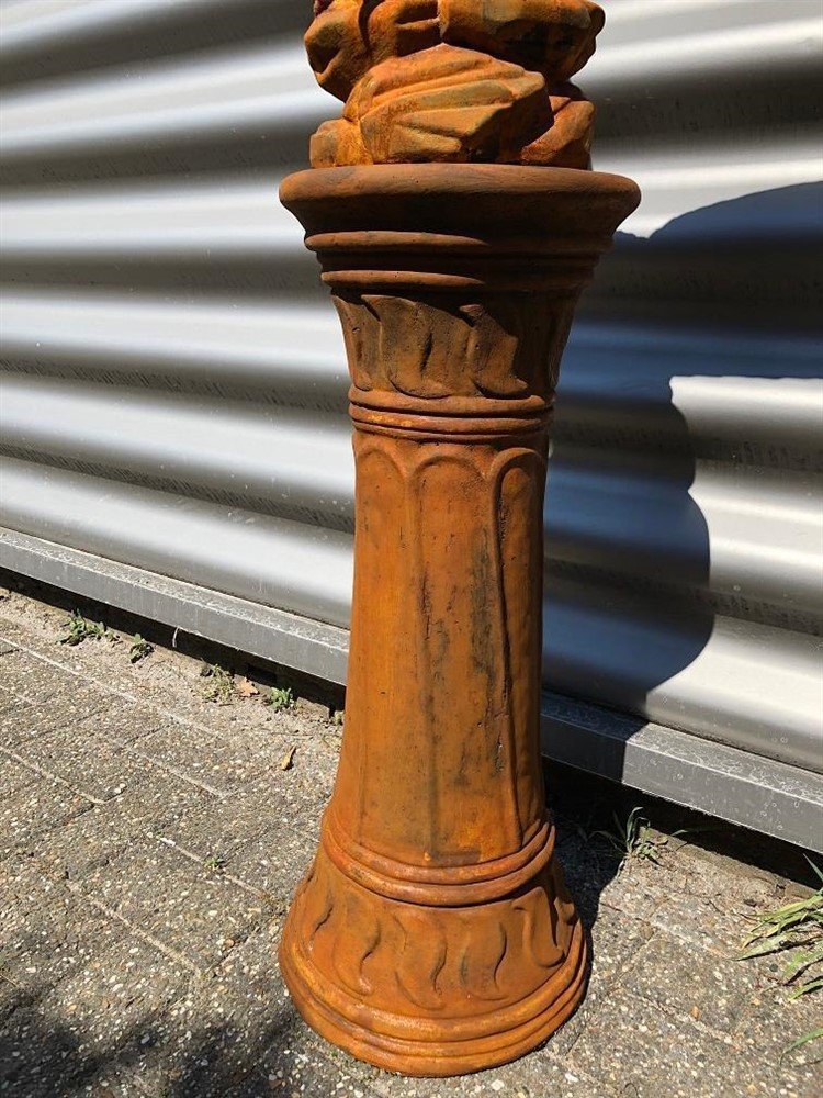 Adelaar vol steen oxid op stenen sokkel, prachtig - Afbeelding 5