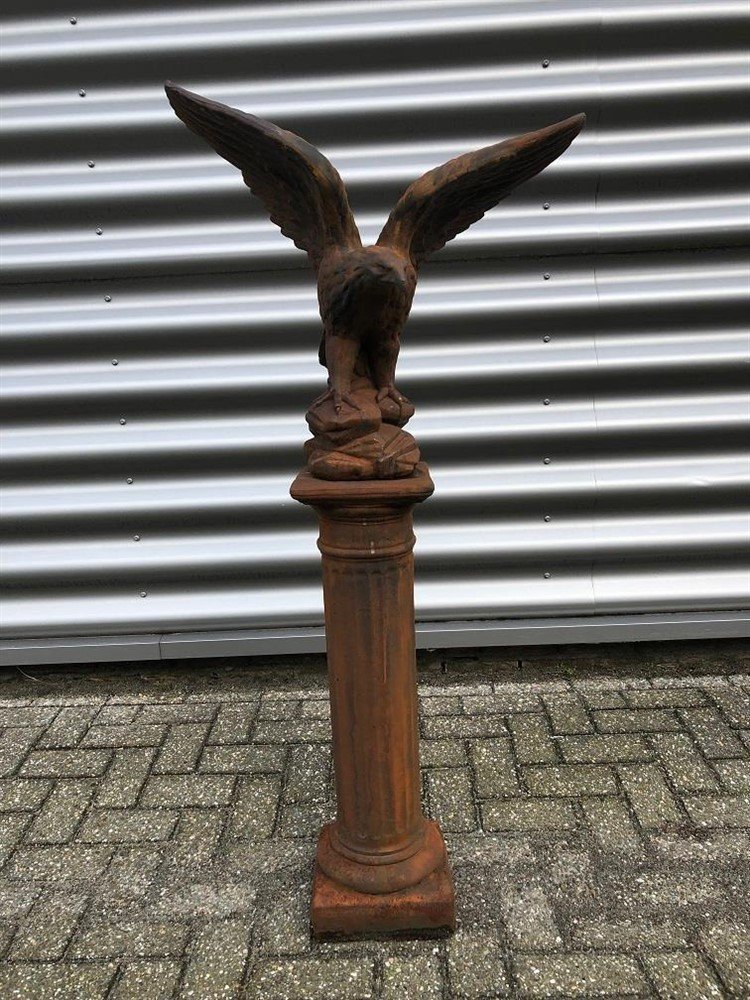 Adelaar vol steen oxid op stenen sokkel, mooi-tuin - nr. 1