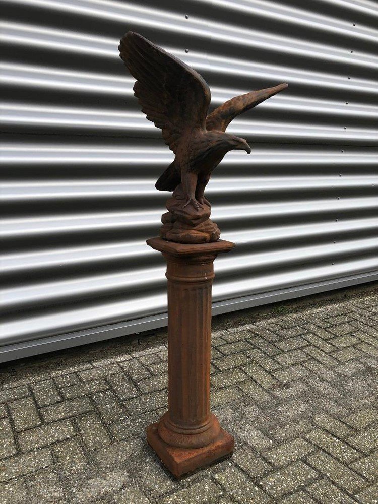 Adelaar vol steen oxid op stenen sokkel, mooi-tuin - Afbeelding 2